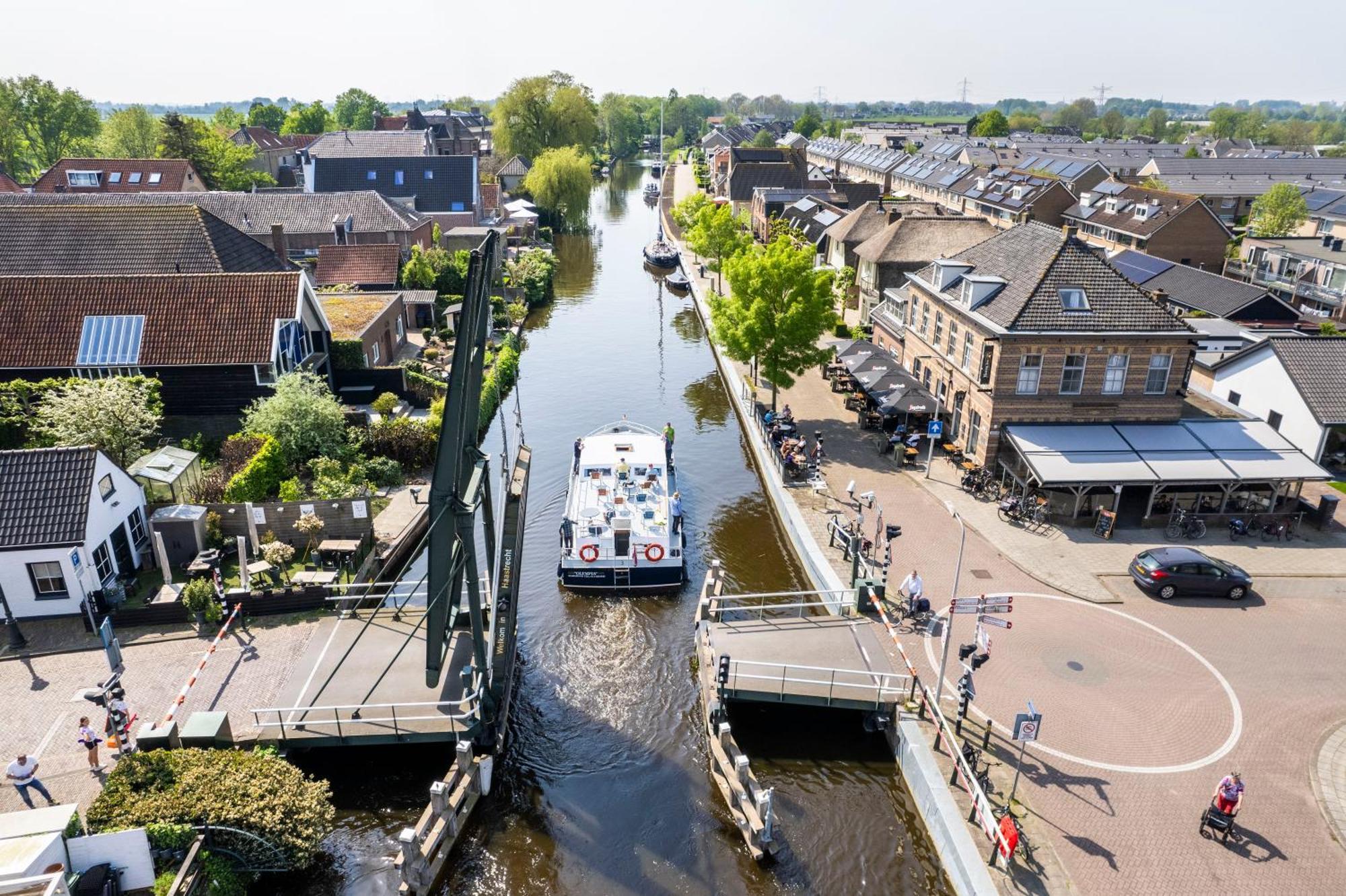 Hotel Over De Brug Haastrecht Exterior photo
