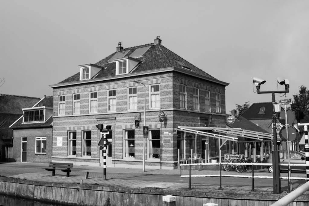 Hotel Over De Brug Haastrecht Exterior photo